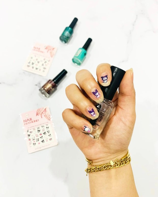 استیکرناخن یا لنز ناخن