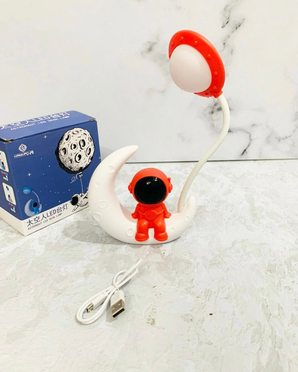 چراغ مطالعه ی فضانورد و ماه