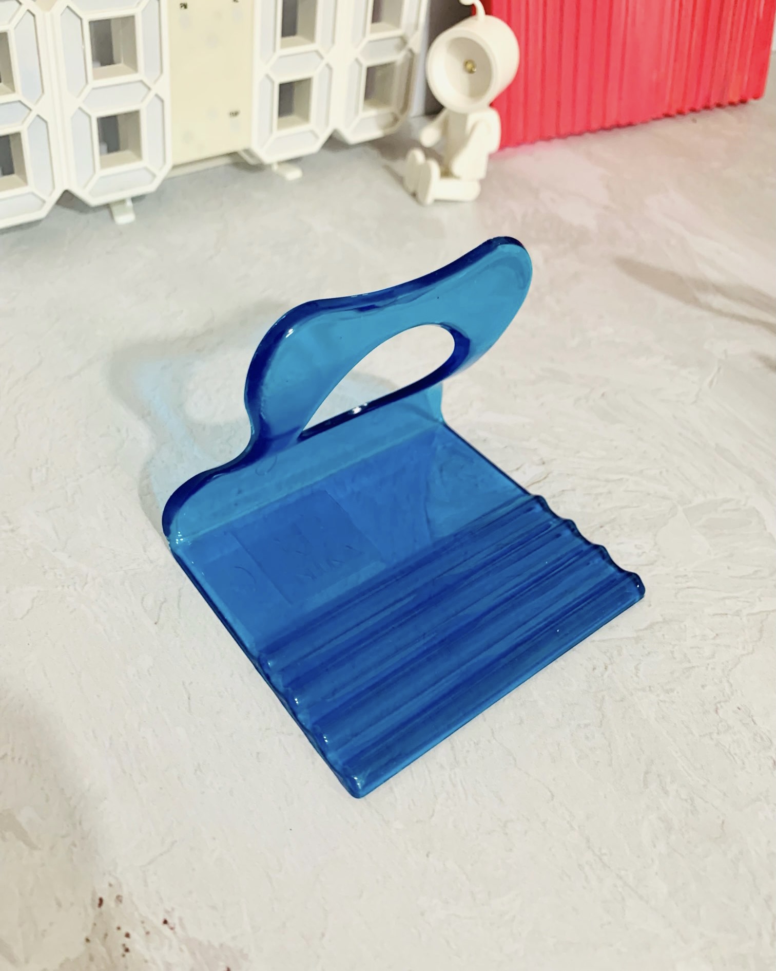 نگهدارنده گوشی وقتی به شارژ هست