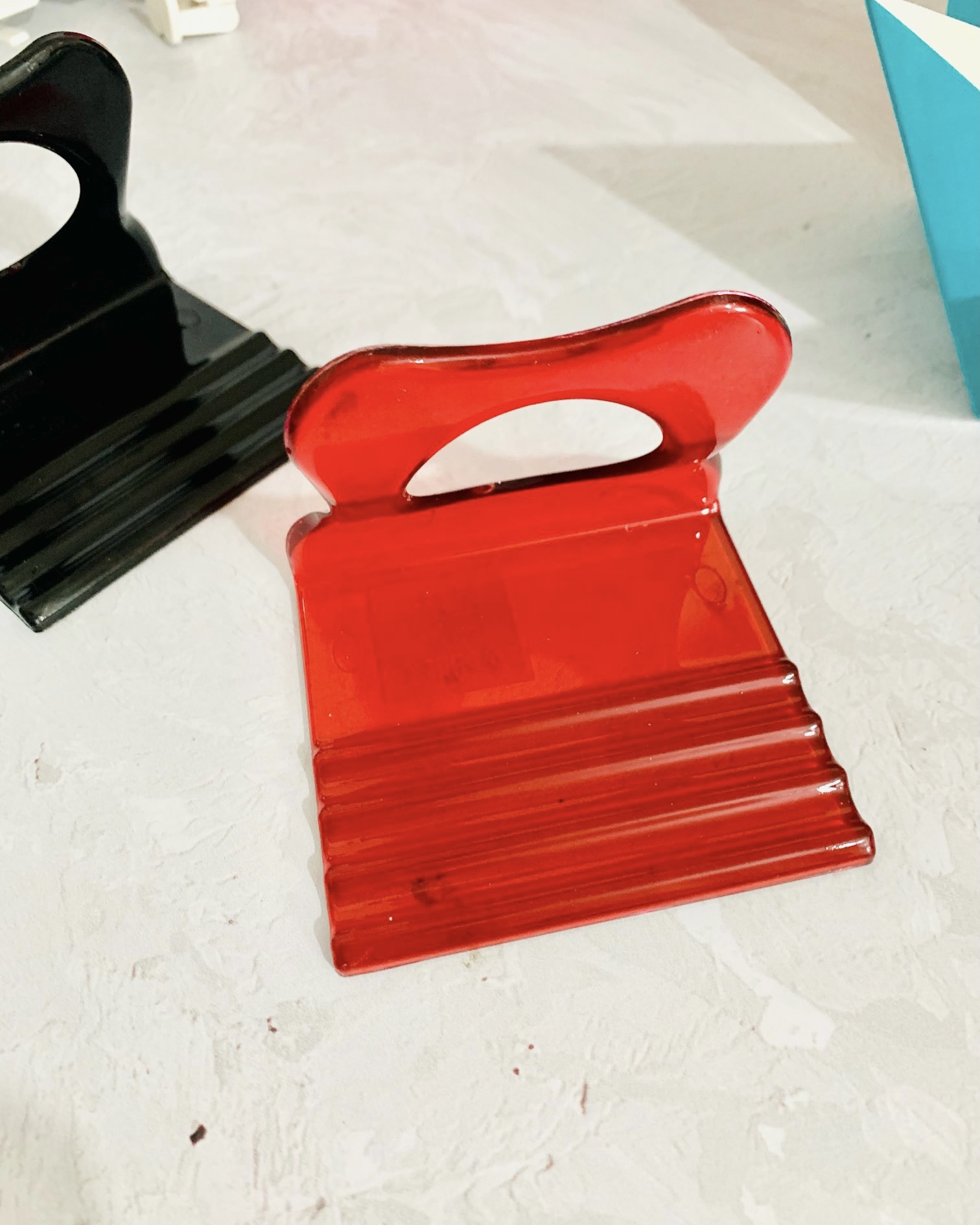 نگهدارنده گوشی وقتی به شارژ هست